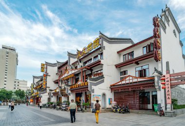 KUNMING, CHINA-OCT 17, 2023 - Jinbi Meydanı manzaralı, Altın At ve Yeşim Horoz kemerli şehir simgesi.