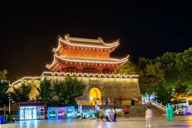 KUNMING, CHINA-OCT 17, 2023 - Jinbi Meydanı manzaralı, Altın At ve Yeşim Horoz kemerli şehir simgesi.