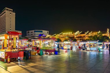 KUNMING, CHINA-OCT 17, 2023 - Jinbi Meydanı manzaralı, Altın At ve Yeşim Horoz kemerli şehir simgesi.