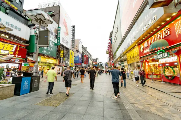 Changsha Kina September 2023 Obekanta Människor Går Huangxing Promenadgata Changsha Stockfoto