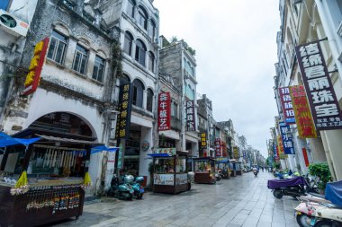 Beihai - Çin. 18 Mayıs 2024. Beihai Old Street, 1883 'te inşa edildi, 1.44 km uzunluğunda, 9 metre genişliğinde, atari salonu Çin ve Batı mimarisi ile doluydu..