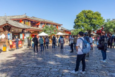 Lijiang, Çin - 23 Ekim 2023: Yunnan, Çin 'deki Lijiang Eski Kasabası' nın manzarası. Eski Lijiang kasabası UNESCO 'nun Dünya Mirası ve Asya' nın ünlü bir turizm merkezidir..