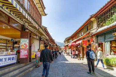 DALI, ÇİN - 18 Ekim 2023: Dali, Çin 'de antik şehir. Dali, 8-9. yüzyıllarda Nanzhao 'nun antik başkenti ve Dali Krallığı ile Çin' in başlıca seyahat merkezidir..