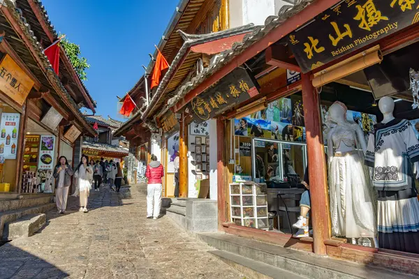 stock image Lijiang, China - October 23,2023 : Scenic view of the Old Town of Lijiang in Yunnan, China. The Old Town of Lijiang is a UNESCO World Heritage Site and also a famous tourist destination of Asia.