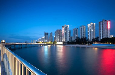 Şehir gece deniz manzarası, Beihai, Çin.