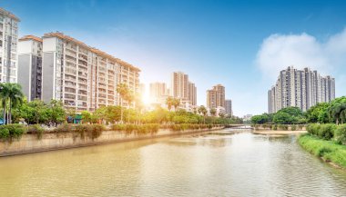 Çin 'de, Zhanjiang nehrinin kıyısında yüksek katlı bir daire..