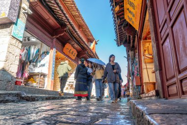 Lijiang, Çin - 23 Ekim 2023: Yunnan, Çin 'deki Lijiang Eski Kasabası' nın manzarası. Eski Lijiang kasabası UNESCO 'nun Dünya Mirası ve Asya' nın ünlü bir turizm merkezidir..