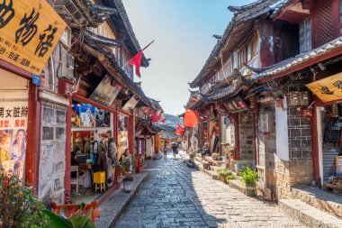 Lijiang, Çin - 23 Ekim 2023: Yunnan, Çin 'deki Lijiang Eski Kasabası' nın manzarası. Eski Lijiang kasabası UNESCO 'nun Dünya Mirası ve Asya' nın ünlü bir turizm merkezidir..