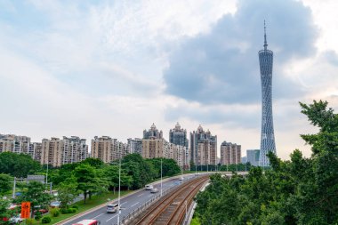 Guangzhou, Çin - 22 Mayıs 2024: Guangzhou 'daki Kanton Kulesi (600 metre) manzarası. Guangzhou şehrinin en ünlü simgelerinden biri..