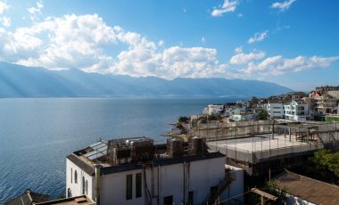 Ünlü Dali eski kasabası ve Çin 'in Yunnan kentindeki Erhai Gölü.