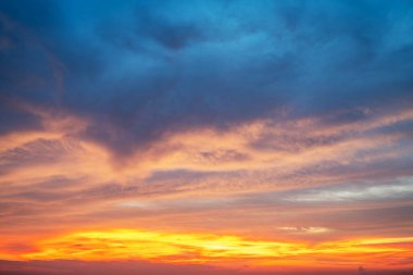 Gün batımı bulutları ve turuncu gökyüzü