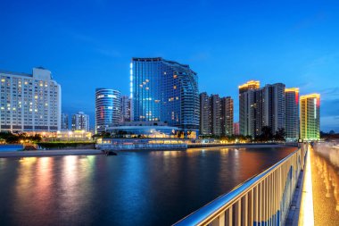Şehir gece deniz manzarası, Beihai, Çin.