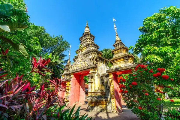 Güzel binalar eski tapınaklarda Xishuangbanna, Yunnan, Çin.