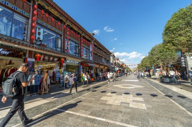Kunming Çin, 17 Ekim 2023: Guandu Antik Şehir Merkezi Kunming Caddesi