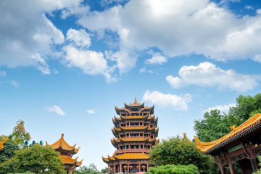 Wuhan, Çin 'de mavi gökyüzüne karşı sarı vinç kulesi