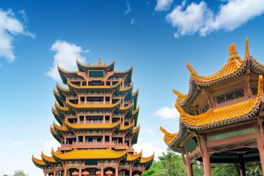 Wuhan, Çin 'de mavi gökyüzüne karşı sarı vinç kulesi