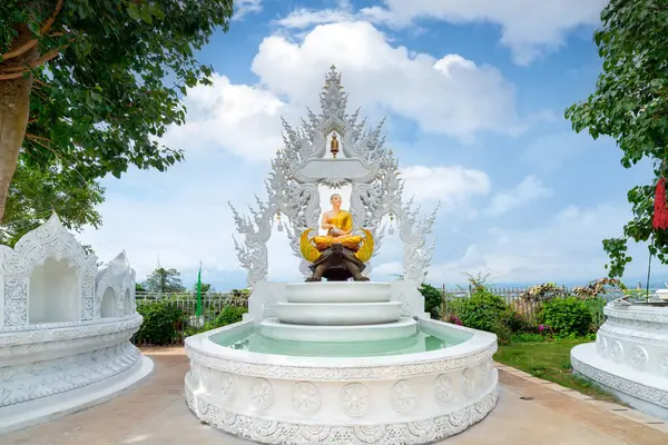 stock image The white pagoda of Prajna Temple in Xishuangbanna, Yunnan, China.