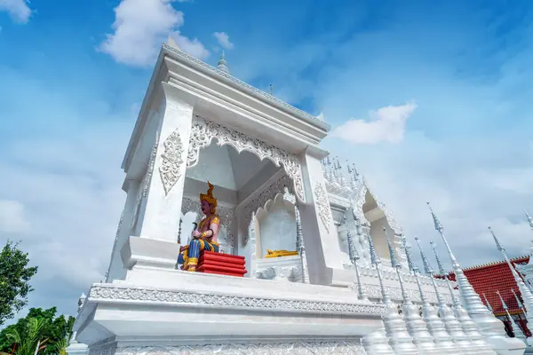 stock image The white pagoda of Prajna Temple in Xishuangbanna, Yunnan, China.