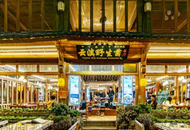 Lijiang, Çin - 23 Ekim 2023: Yunnan, Çin 'deki Lijiang Eski Kasabası' nın manzarası. Eski Lijiang kasabası UNESCO 'nun Dünya Mirası ve Asya' nın ünlü bir turizm merkezidir..