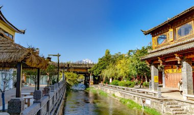 Lijiang, Çin - 23 Ekim 2023: Yunnan, Çin 'deki Lijiang Eski Kasabası' nın manzarası. Eski Lijiang kasabası UNESCO 'nun Dünya Mirası ve Asya' nın ünlü bir turizm merkezidir..