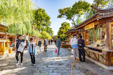 Lijiang, Çin - 23 Ekim 2023: Yunnan, Çin 'deki Lijiang Eski Kasabası' nın manzarası. Eski Lijiang kasabası UNESCO 'nun Dünya Mirası ve Asya' nın ünlü bir turizm merkezidir..