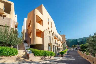 DALI, ÇİN - 18 Ekim 2023: Erhai Gölü kıyısındaki binalar.