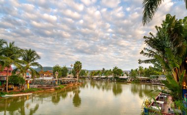 Xishuangbanna, ÇİN-EKİM 25. 2023: Lancang Nehri kıyısındaki Starlight Market.