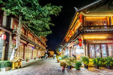 Lijiang, Çin - 23 Ekim 2023: Yunnan, Çin 'deki Lijiang Eski Kasabası' nın manzarası. Eski Lijiang kasabası UNESCO 'nun Dünya Mirası ve Asya' nın ünlü bir turizm merkezidir..