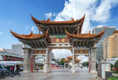 KUNMING, CHINA OCT 17, 2023 Jinbi Meydanı manzaralı, Altın At ve Yeşim Horoz kemerli şehir işareti.