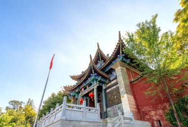 Kunming Çin, 17 Ekim 2023: Kunming şehrinin Guandu bölgesinde yer alan Miaozhan Tapınağı, ilk olarak 1290 yılında inşa edilmiştir.