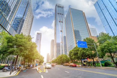 Şehrin yüksek binaları, yüksek hızlı arabalar, Changsha, Çin kentsel manzarası..