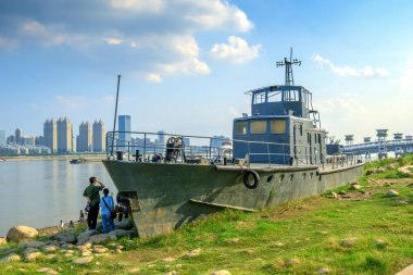 Yangtze Nehri ve gökdelenler, Wuhan, Çin.