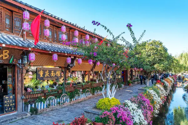 Lijiang, Çin - 23 Ekim 2023: Yunnan, Çin 'deki Lijiang Eski Kasabası' nın manzarası. Eski Lijiang kasabası UNESCO 'nun Dünya Mirası ve Asya' nın ünlü bir turizm merkezidir..