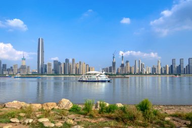 Yangtze Nehri ve gökdelenler, Wuhan, Çin.