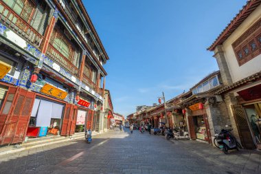 Yunnan, Çin - 26 Ekim 2024: Tarihi Eskiler Şehri, Yi etnik grubunun 2000 yılı aşkın bir geçmişi olan bir toplantı yeridir..