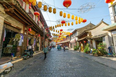 Yunnan, Çin - 26 Ekim 2024: Tarihi Eskiler Şehri, Yi etnik grubunun 2000 yılı aşkın bir geçmişi olan bir toplantı yeridir..