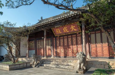 Yunnan, Çin - 26 Ekim 2024: Konfüçyüs Tapınağı 680 yıl önce inşa edildi ve önemli bir kültürel miras alanı..