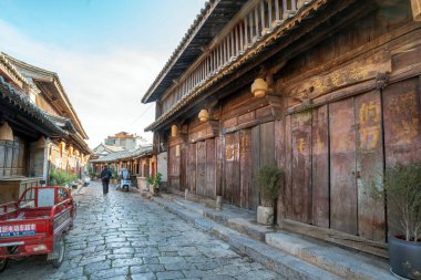 Yunnan, Çin - 26 Ekim 2024: Tarihi Eskiler Şehri, Yi etnik grubunun 2000 yılı aşkın bir geçmişi olan bir toplantı yeridir..