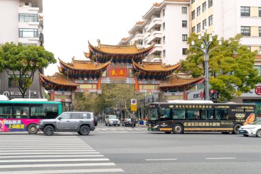 KUNMING, ÇİN, OCT 23, 2024 - Jinbi Meydanı manzaralı, Altın At ve Yeşim Horoz kemerli şehir işareti.