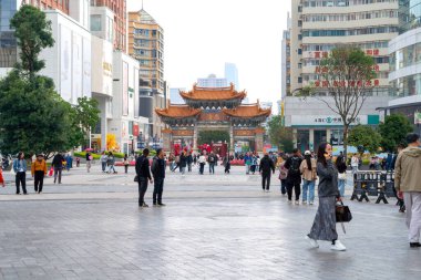 KUNMING, CHINA OCT 23, 2024: Jinbi Meydanı manzarası, Altın At ve Yeşim Horoz kemer yolu.