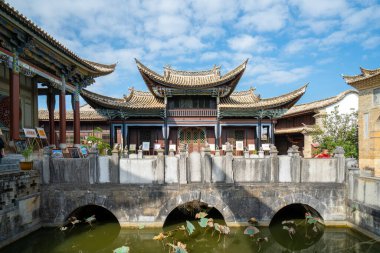 Yunnan, Çin - 26 Ekim 2024: Shiping County 'deki Zhengying Köyü 600 yıldan uzun bir geçmişe sahip antik bir köydür..