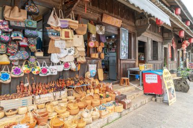 MENGZI, Çin, Kasım 5, 2024: Çin 'in Mengzi kentindeki antik alışveriş caddesinin ayrıntılı görüntüsü.