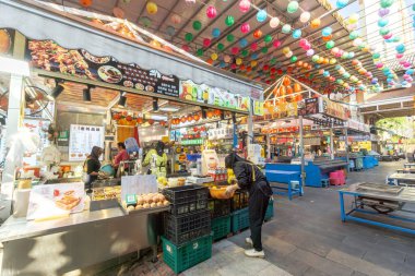 JIANSHUI, ÇİN, ECTOBER 29, 2024: Çin 'in Jianshui kentindeki ana alışveriş caddesinin ayrıntılı görünümü.