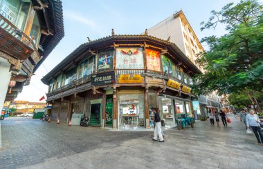 JIANSHUI, ÇİN, ECTOBER 29, 2024: Çin 'in Jianshui kentindeki ana alışveriş caddesinin ayrıntılı görünümü.