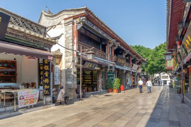 JIANSHUI, ÇİN, ECTOBER 29, 2024: Çin 'in Jianshui kentindeki ana alışveriş caddesinin ayrıntılı görünümü.