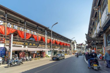 JIANSHUI, ÇİN, ECTOBER 29, 2024: Çin 'in Jianshui kentindeki ana alışveriş caddesinin ayrıntılı görünümü.