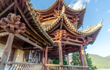 Yilng Gölü yakınlarındaki antik binalar, Shiping County, Yunnan, Çin.