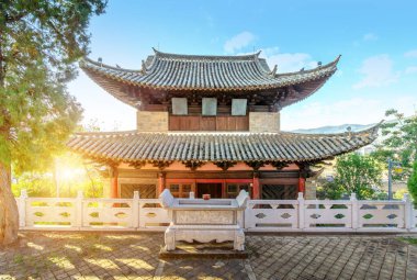 Yilng Gölü yakınlarındaki antik binalar, Shiping County, Yunnan, Çin.