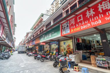 Yunnan, Çin, 8 Novembe 2024: Çin-Vietnam Hekou limanı yakınlarındaki ticari caddenin müreffeh bir manzarası.