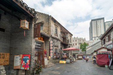 Guangxi Çin, 25 Novembe 2024: Nannings tarihi bölgesinde üç sokak ve iki ara sokak manzarası.